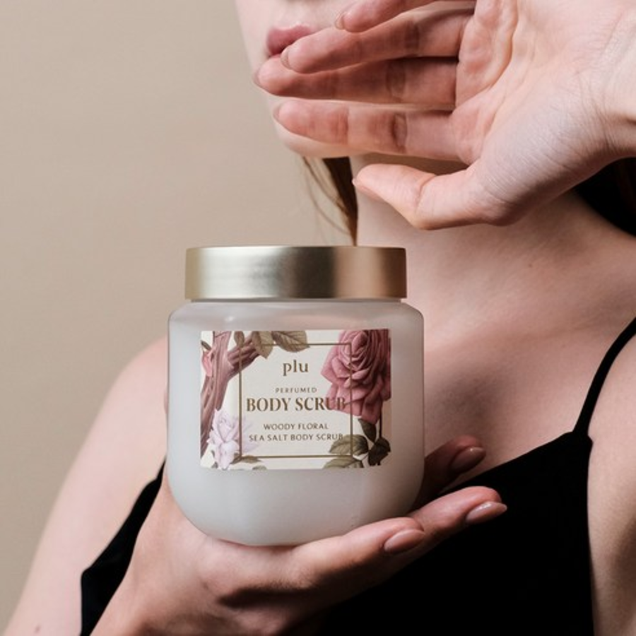 Plu Sea Salt Body Scrub Woody Floral – скраб для тела с морской солью и ароматом древесных цветов, 500 г