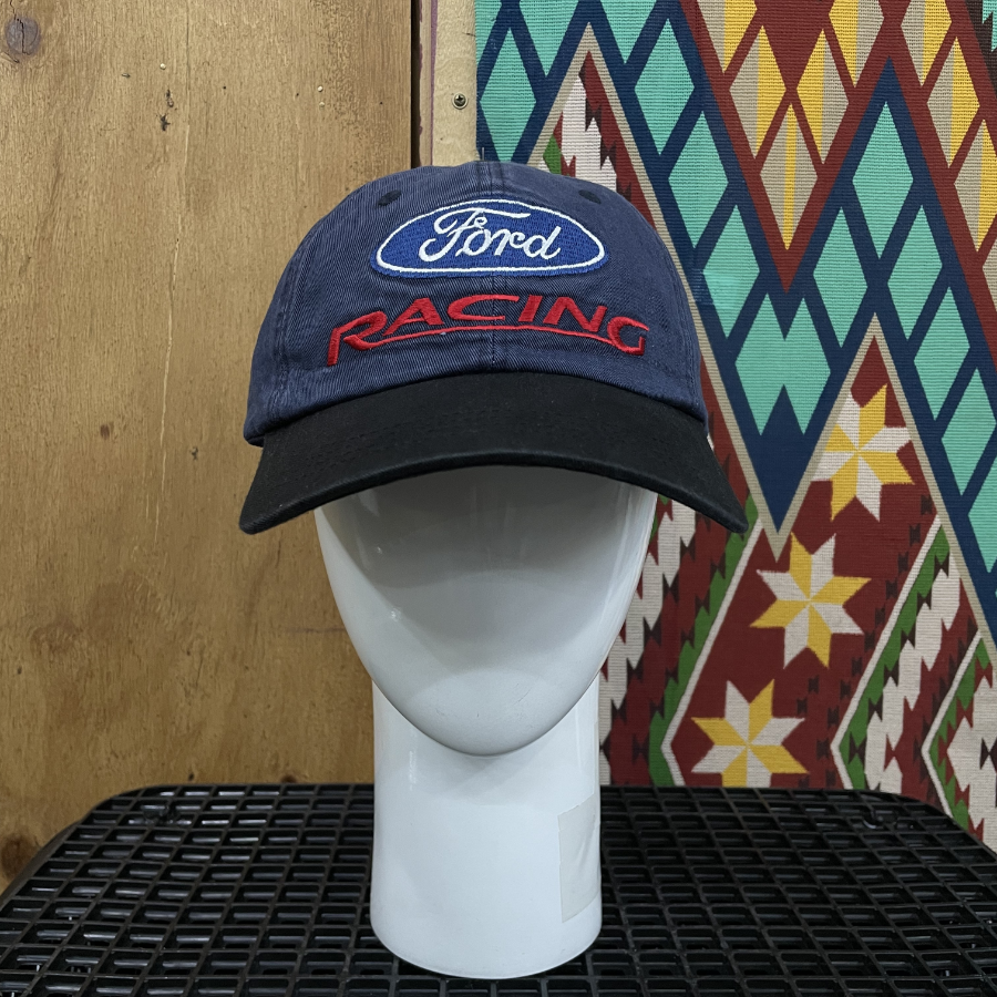Бейсболка Racing — динамичный акцент в повседневном образе