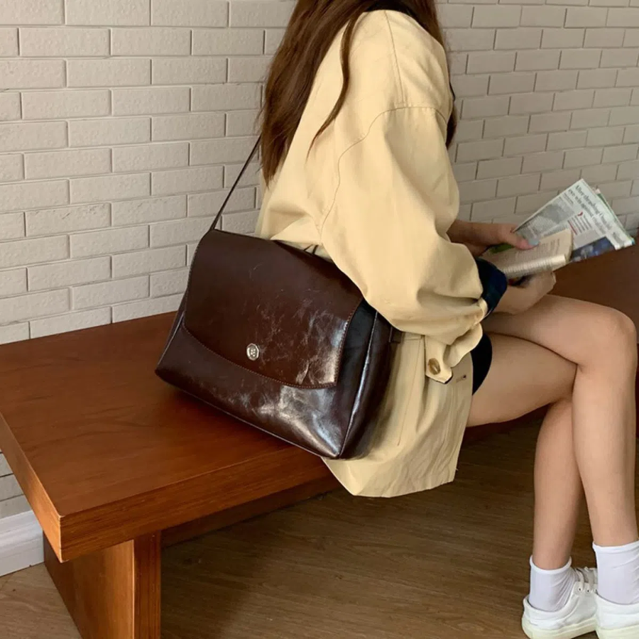 Big Square Leather Crossbody Bag — большая кожаная сумка в деловом стиле