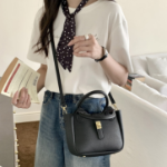 Daily Cross Bucket Bag — вместительная и практичная сумка-ведро для повседневного использования