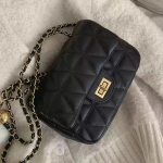 Quilted Chain Crossbody Bag — стиль и элегантность в компактном формате