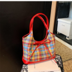Vintage Lovers' Pick Tote — яркая сумка с винтажным характером и кички-обаянием