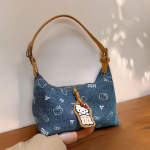 Hello Kitty Denim Handbag — милый акцент в повседневном стиле