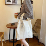 Marc Jacobs Lettering Canvas Daily Eco Bag — стильный минимализм с узнаваемым акцентом