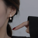 Серебряные серьги-капли с жемчугом и акцентом из кубического циркония