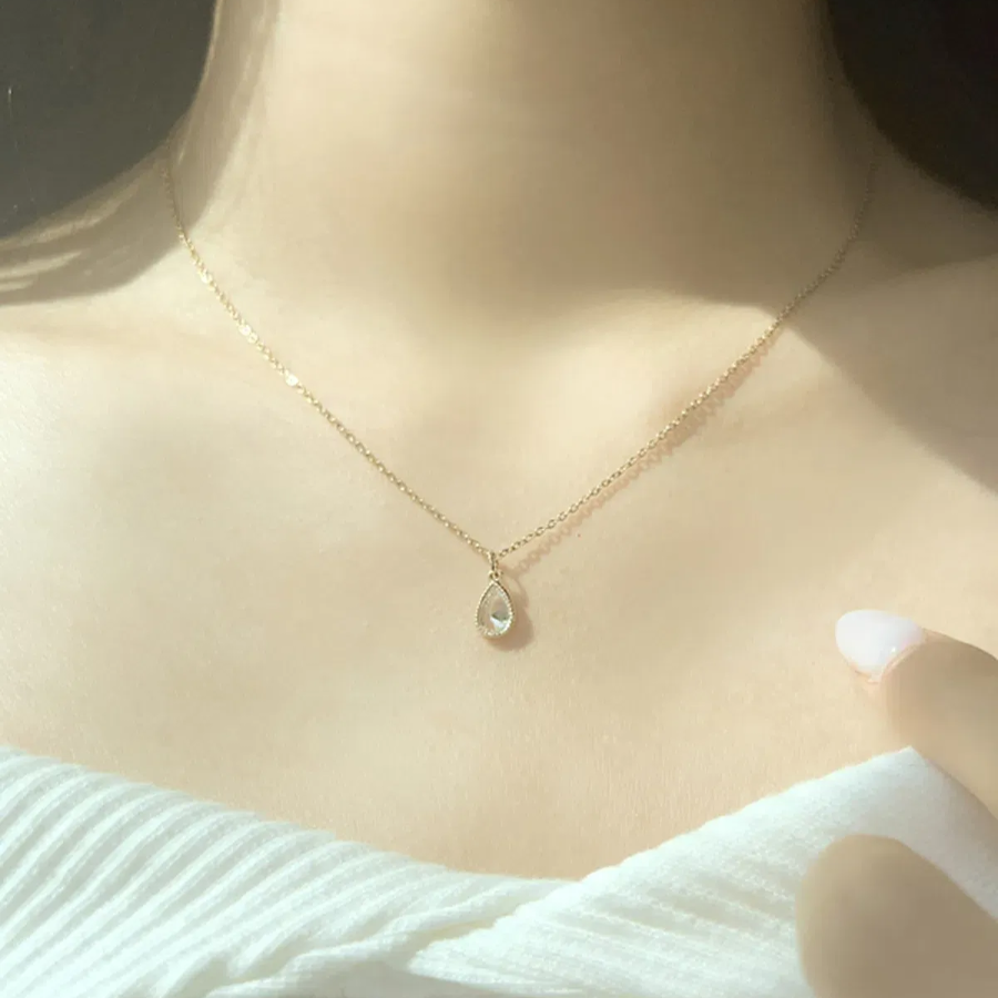 Серебристое колье с миниатюрной каплей из хирургической стали