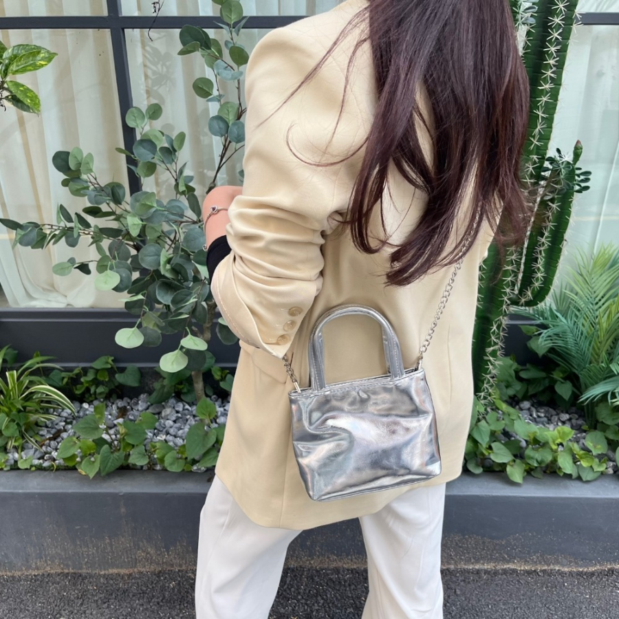 Chaechae Metal Square Mini Shoulder & Crossbody Bag — блеск геометрии и современный стиль