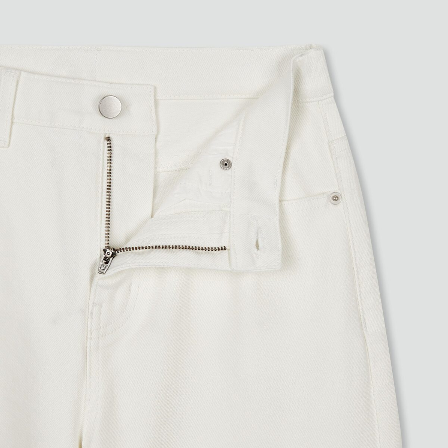 JAJU Straight Denim Pants (Ivory) — базовая модель с прямым кроем в светлом исполнении