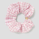 GANNI Shibori Pleat Scrunchie – Light Pink
