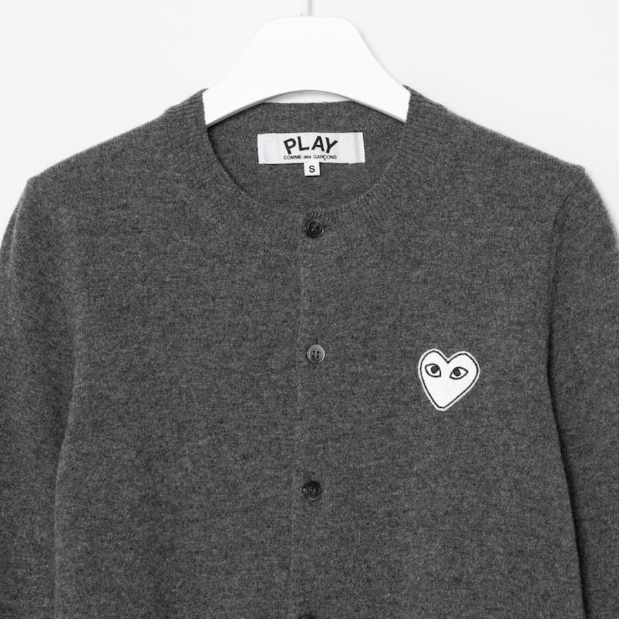 PLAY COMME DES GARÇONS (Unisex) White Heart Wappen Cardigan – Grey