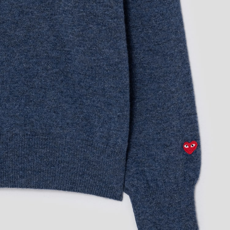 PLAY COMME des GARÇONS (Unisex) Pastel Sleeves Small Heart V-Neck Wool Knit – Navy