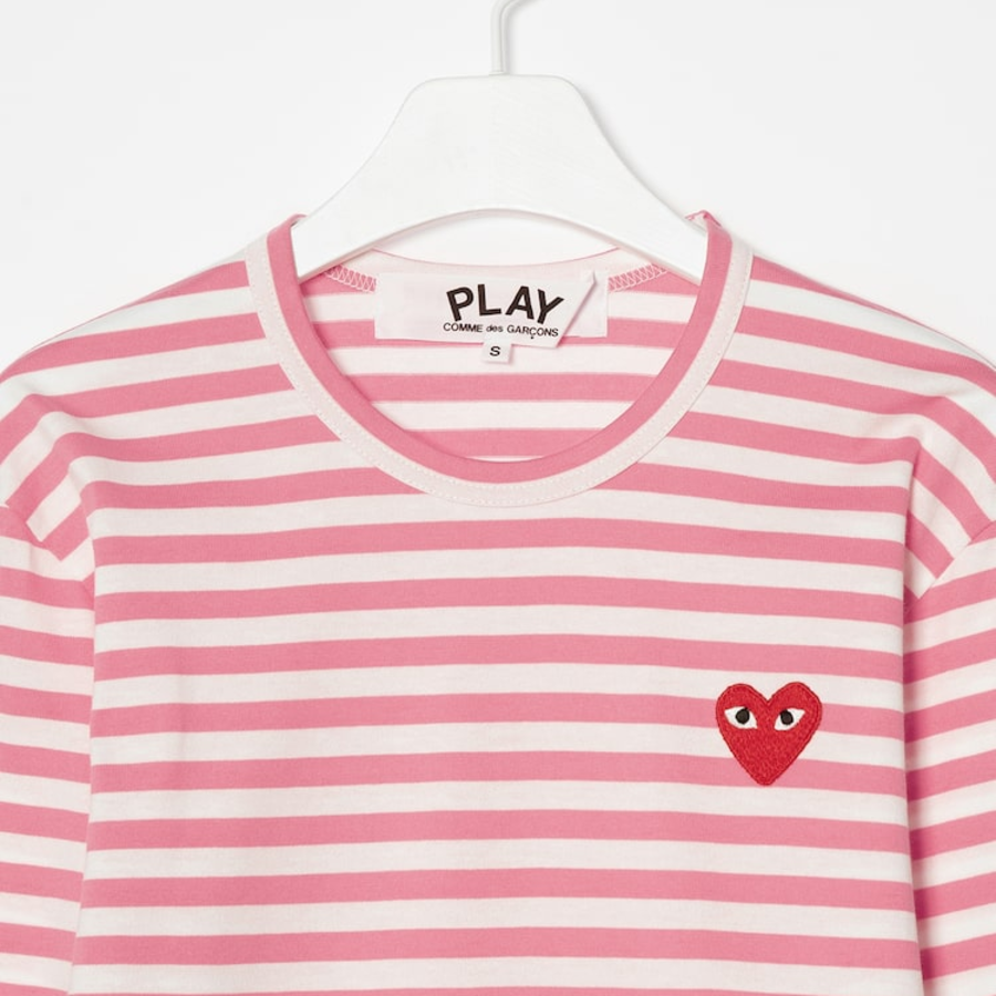 PLAY COMME des GARÇONS (Unisex) Red Heart Wappen Striped T-Shirt – Pink/White