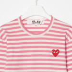 PLAY COMME des GARÇONS (Unisex) Red Heart Wappen Striped T-Shirt – Pink/White