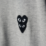 PLAY COMME DES GARCONS (Unisex) Double Black Heart Wappen Polo Shirt - Grey