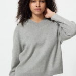 Uniqlo Трикотажный свитер с V-образным вырезом