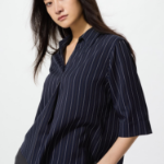 Uniqlo Полосатая блузка из вискозы с открытым воротником и рукавами 3/4